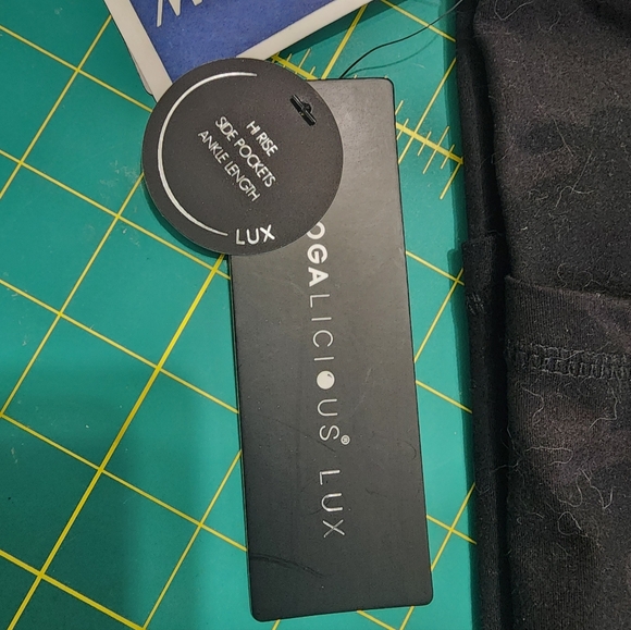 NWT-Yogalicious Lux Plus Capri Length Leggings Black Camo w/ Pockets Wmn's XL - Picture 3 of 5